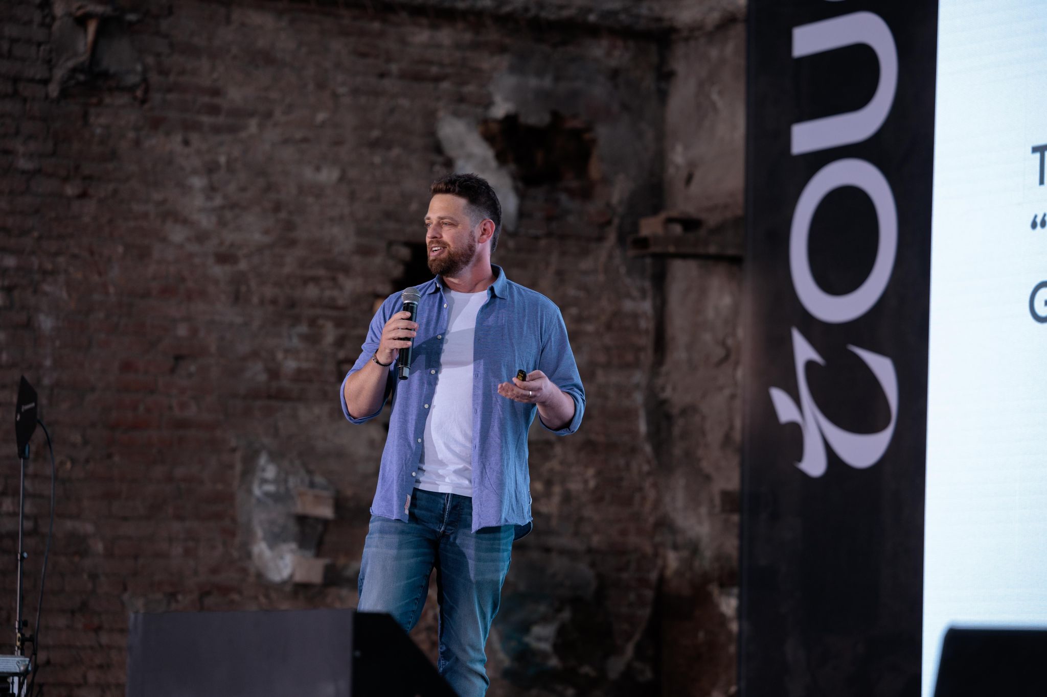 Ziv Meiri speaking at H&M event